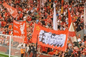 官方赛事平台-利物浦球迷将斯洛特列入传奇主帅横幅，与克洛普等人并列