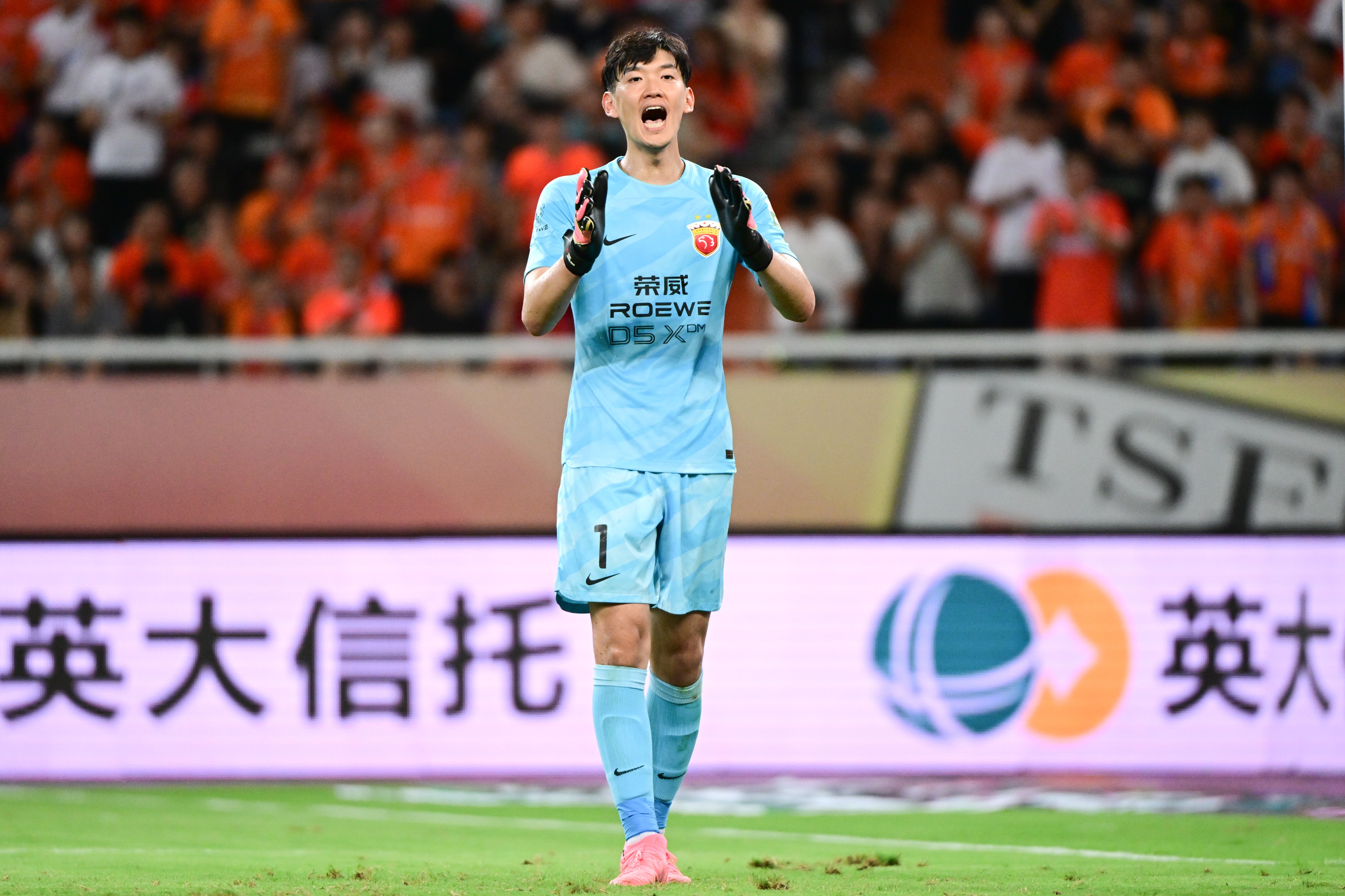 官方赛事平台-颜骏凌坦言胜利重于零封 自评足球风格更趋现代化