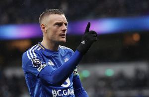 最后一季？蓝狐深陷降级区，38岁瓦尔迪坚守球队13年！合同将到期