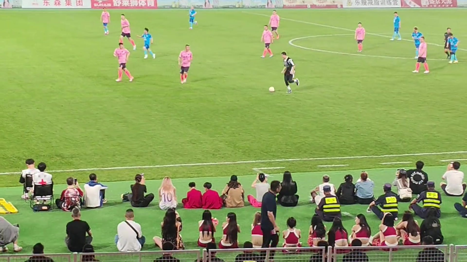 全球总决赛-裁判明察秋毫！郭艾伦持球突破遭犯规 赵继伟果断判罚点球