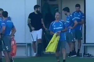 官方赛事平台-六台：伊斯科拄拐回到贝蒂斯训练基地，恢复情况良好