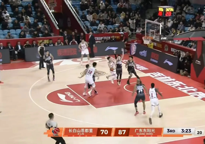 官方赛事平台-广东双子星觉醒！徐杰胡明轩联手爆发，华南虎啃下东北虎未来可期|广东队|广东男篮|篮板|吉林男篮|三分球_新浪新闻
