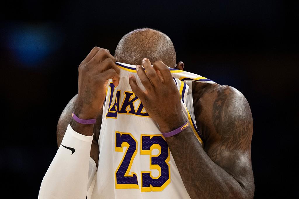 LOL世界赛直播-末节追分未果，詹姆斯全场19投9中拿下23分5板6助，正负值-7